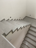  Ukazka-realizace-schody-s-vinylovou-podlahou-BUKOMA-STONE-UCLICK-Beton kamen svetly